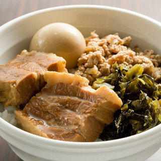 肉選びから厳選したここでしかたべれない特製の『魯肉飯』