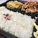 わっぱ - 「からあげ弁当〈通常〉」のご飯のアップ…