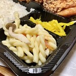 わっぱ - 「からあげ弁当〈通常〉」の副菜のマカロニサラダのアップ…