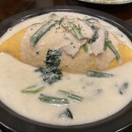 オムライスのお店 Ｆｕ～Ｆｕ～ - チキンとほうれん草オムライス(¥935)、大盛り(+¥165) - ソースはトマトとクリームのどちらか選べます(写真はクリームソース)