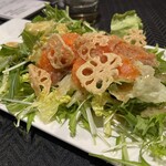 四川厨房 美 - スモークサーモンサラダ
