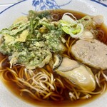 新角 - 料理写真:冬セットそば(牡蠣＋サンマつみれ＋春菊天)  あぁ、ココ美味しいわぁ！たまたま入った立ち食いそば屋だったけど大当たり！麺もツユも本格的でちゃんとしてる！他にも色々試したくなるなぁ！