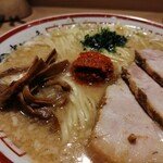 田中そば店 田町タワー店 - まずはそのまま白みそ風味を。そこから辛味噌を溶き本店の真骨頂へ昇華。