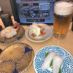 大起水産 海鮮丼と干物定食専門店 - 金色の空のお皿は生中分　580円