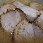 三久ラーメン - 冷えた脂身食感が少し気になるか