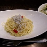 ピザ＆パスタ マリノステリア - Marin｀O´steria ＠葛西 ランチ 本日のパスタ 800円 （しらすのペペロンチーノ） ＋ サラダセット 100円