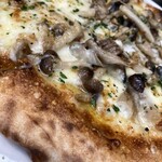 リストランテ プレーゴ - 香り高いキノコたっぷりのピザ。