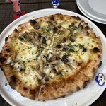 リストランテ プレーゴ - 大きすぎるピザ。生地もチーズもキノコも香り高い絶品。