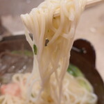 ラーメンおじ屋 ひさし - “麺”は、コシはあまり無く、グニュっとした食感、それでも熱々の“スープ”の中でも、最後までメゲルコトも無く、美味しくいただけます。