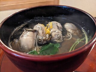 Soba Kisoji - 冬季限定の牡蠣そば（￥1,600）。牡蠣の旨みとそばが絶妙なハーモニーを奏でる一杯です！