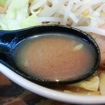 ちょもらん麺 - 豚骨に鶏ガラも入っているかも　淡いスープ