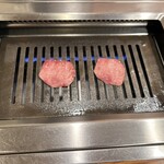 有楽苑 - 上タン塩を焼いてます