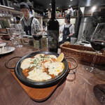 渋谷 スペインバル ベベドール - 鶏とチーズのパエリア