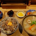 Nikomiya Gaku - ぶたじる定食650円と卵かけご飯100円