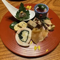 水たき玄海 本店 - 伊達むね肉の生ハム
                    伝統の鶏松風
                    鶏そぼろ豆腐
                    伊達ハツと葱の煮凝り
                    砂肝山椒コンフィ
                    伊達むね肉と帆立のキャベツ包み
                    丹波赤鶏手羽の梅酒煮