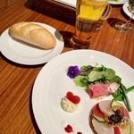 イーストサイド・カフェ - 前菜、パン、キリン一番搾り生ビール