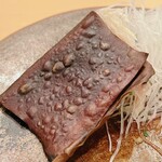 木挽町 とも樹 - 鮃の昆布〆に使用した真昆布をじっくりと炙りました。浸潤していた魚の旨味と塩味が残って、これは酒に合う