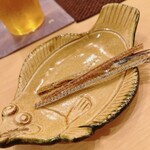 木挽町 とも樹 - 細魚の骨の塩焼きです。鰻や穴子の骨より遥かに繊細な味わい