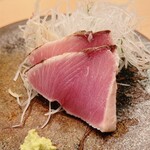 木挽町 とも樹 - 氷見の寒ブリ。皮を炙って香ばしさを演出