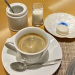 ヤマガタ サンダンデロ - 小菓子はオリジナルのシルクマカロン、飲み物はコーヒーをいただきました。