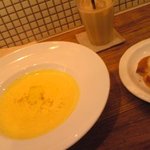 nR table - ランチセットのかぼちゃとごぼうのスープ(\1500)