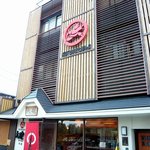 大砲ラーメン - 少し近づいてみました。店前が駐車場になっています。