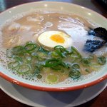 大砲ラーメン - ラーメンです。シンプルな器ですね。イメージと違っていました。