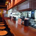 大砲ラーメン - 店内の風景です。お店の真ん中から奥を撮っています。右手が厨房となっています。