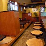 大砲ラーメン - 少し左に振りました。カウンター席の後ろは座敷タイプのテーブル席となっています。