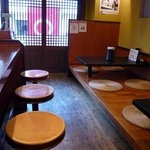 大砲ラーメン - 入口方面を撮っています。店内は禁煙です。禁煙のお店が増えるのは嬉しいです。