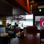 大砲ラーメン - カウンターはＬ字型になっています。入口に背を向ける方と入口から奥に伸びているカウンターです。