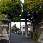 大砲ラーメン - 五穀神社です。この鳥居を通って右手に行くと大砲ラーメン（本店）があますよ。