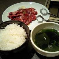 徳壽  - ハラミランチ、ご飯、ワカメスープ