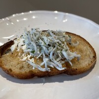 RACINES - しらすとクリームチーズのブルスケッタ