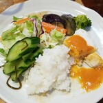 キッチン ブルー グローブ - 最後もご飯、サラダ、お新香を乗せて