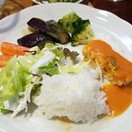 キッチン ブルー グローブ - 更にご飯、サラダ乗せて