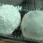 四季の餅 あめこ - くるみ大福　くるみがゴロゴロで噛みごたえがいいのでひとつで満足できちゃう美味しさです