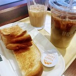 DOUTOR COFFEE SHOP - 左からトースト、イートインのアイスカフェラテ、テイクアウトのアイス豆乳ラテです。…カフェラテが飲みかけで申し訳ありません。