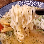 Seiten No Kaze - 熟成なのか昨日の繰り越しなのか、半透明な平打ち縮れ麺‥