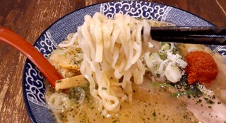 Seiten No Kaze - 熟成なのか昨日の繰り越しなのか、半透明な平打ち縮れ麺‥