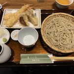 Teuchi Soba Fujiya - 大海老と季節野菜の天盛り　ニ八蕎麦