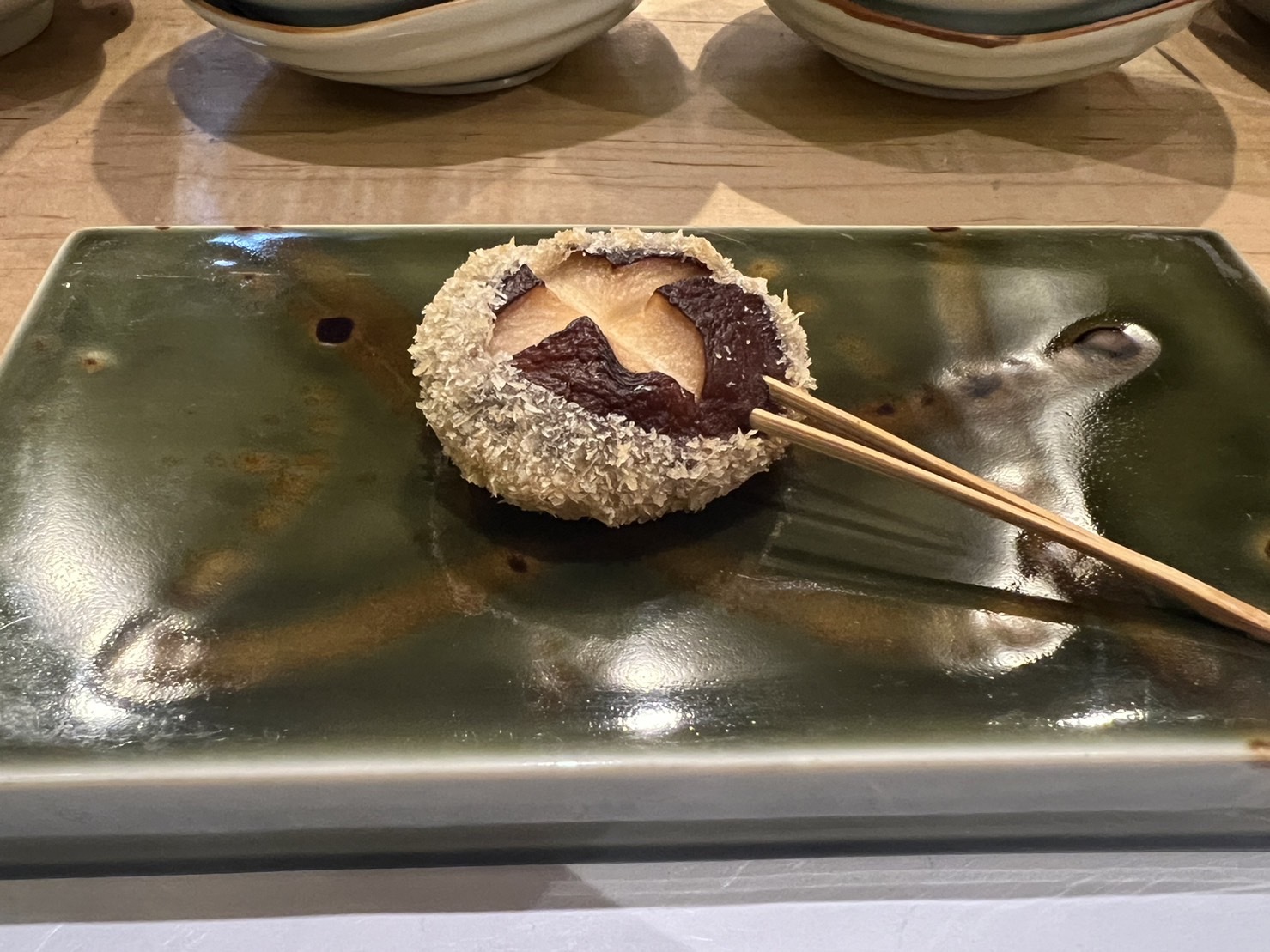 串かつと豆皿ひとしな