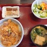 なか卯 - 親子丼、お味噌汁とサラダのセット（胡麻ドレッシング）