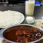 Patta Nakameguro - Patta(パッタ)カレー 980円、半熟ゆで卵 100円、ヨーグルトドリンク 300円、ライス大盛 125円