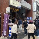 Hakata Gomasabaya - ごまさは屋に並ぶ行列の横で販売してます