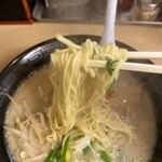 Rakushou ramen - 麺は細麺ストレートですがマルタイ棒ラーメンではない