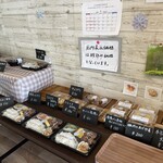 Kitchen 五つのパンと二匹のさかな - 料理写真:可愛らしい店内にお弁当とお惣菜が並んでいます。