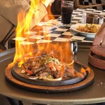 ラスト・カリフォルニアレストラン - シズリングファヒータス　コンボ（ビーフ&チキン）　テキーラでフランベ、炎上