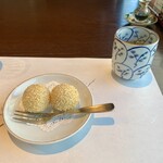 Eirin - ごま団子と凍頂烏龍茶。アツアツ。ごまの風味がすごい。