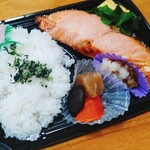 Yaoko- - ヤオコーの惣菜コーナー、銀鮭西京味噌焼弁当。スーパーマーケットグルメ。